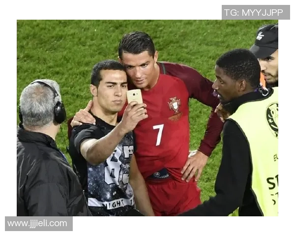 球星卡盲盒大揭秘:C罗西甲传奇与足球欧洲杯收藏价值分析